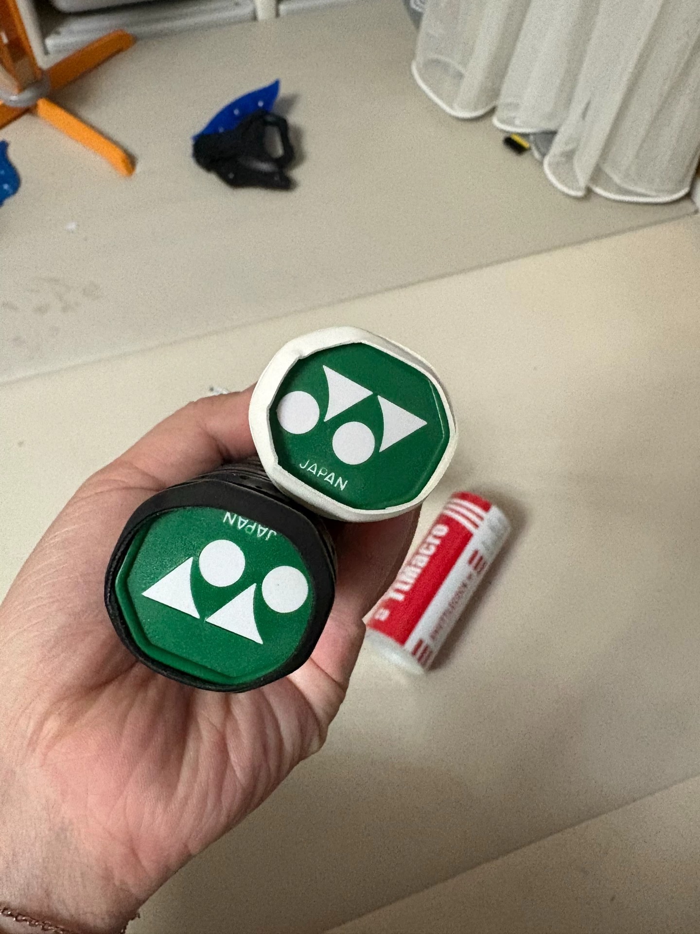 个人转让全新尤尼克斯超轻羽毛球拍 本人单位银行夏季运动会发的球拍，球拍是单位统一在体育用品店598一副购买的，一黑一白，球拍4u，全碳素，拉好线重量在83克左右